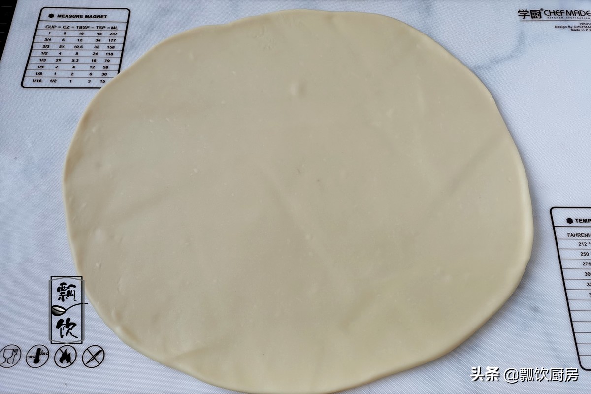 孩子爱吃甜甜圈，一斤面粉炸一堆，巧克力融化后一蘸，和买的一样