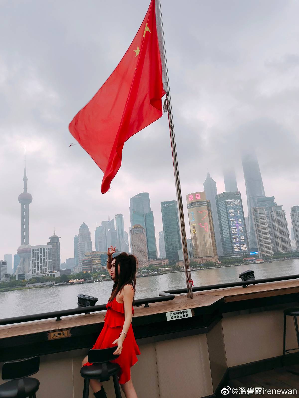 55岁温碧霞现身酒局，妆容艳丽身材超好，周围一圈领导她坐C位