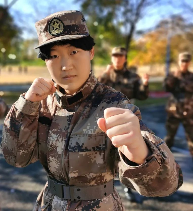 女兵入伍前后变化太大！网友：不一样的美，限