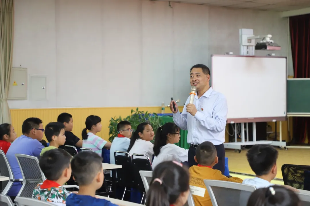 争做优秀学生干部——煎茶小学校长进课堂