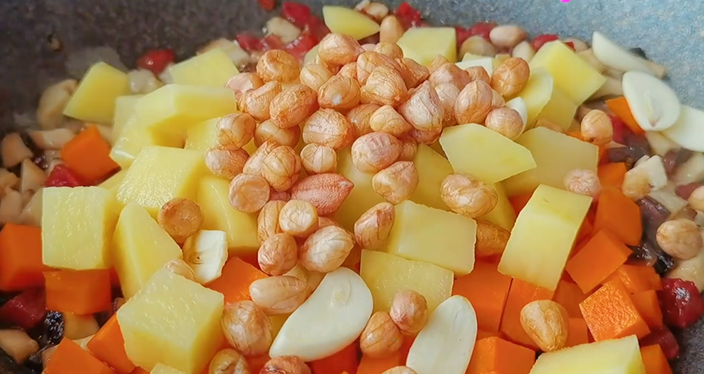 一把花生米放入大米里，太好吃了，大米不夠吃了，出鍋孩子搶著吃