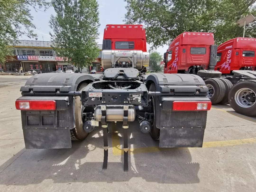 自重8.8吨的上汽红岩杰狮C6天然气牵引车 搞煤矿