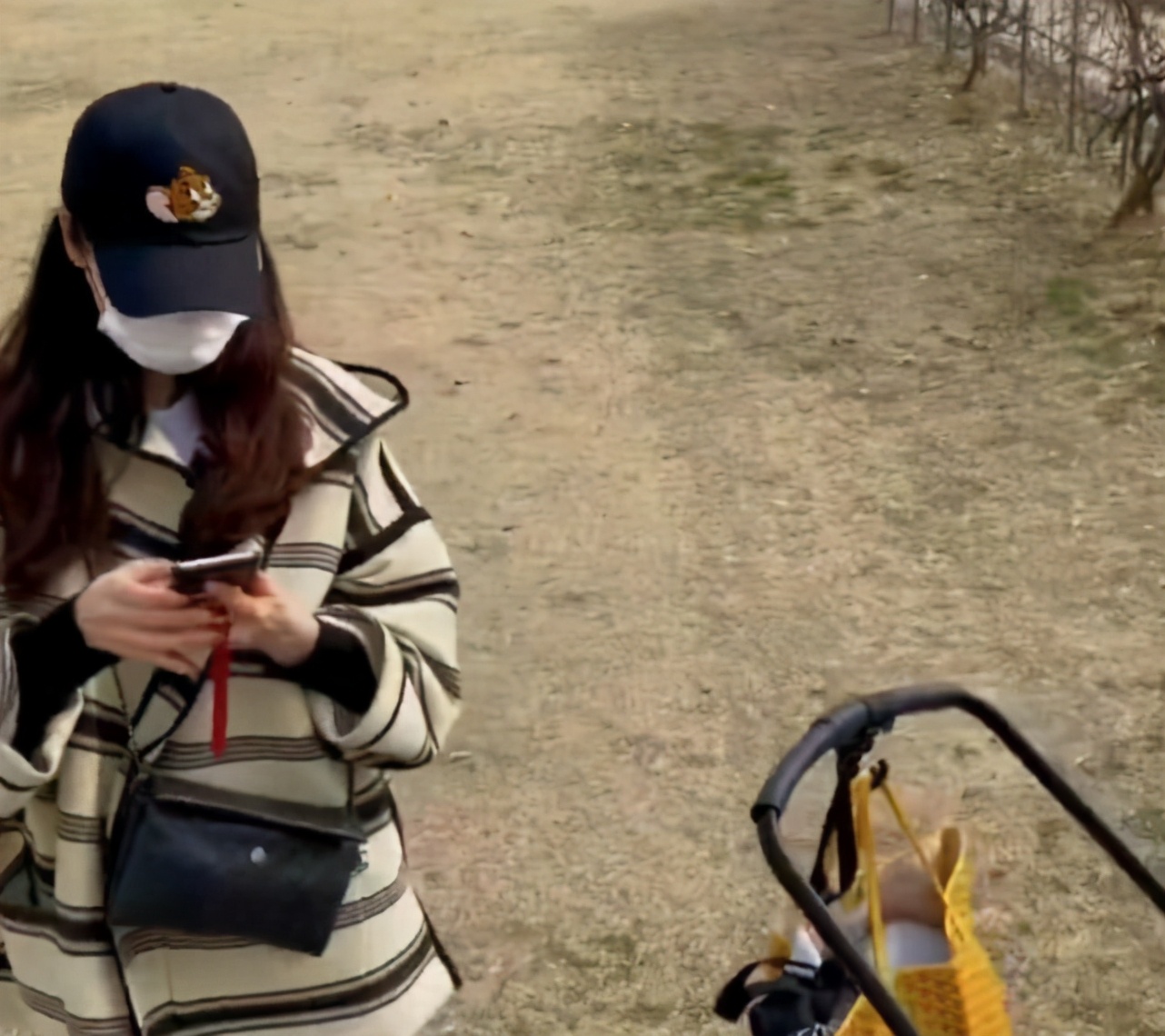 崔智友曬一家三口出遊照，小九歲神秘丈夫充當攝影師為妻女拍照