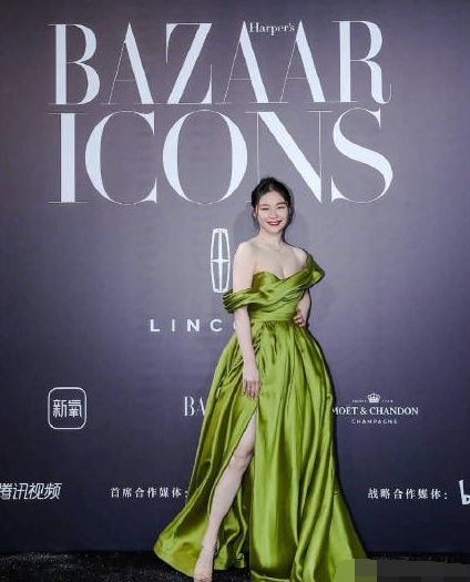 It is to wear homebred ceremonial robe or dress likewise, jin Jing is sexy and lovely, zhang Xiaofei is elegant, zhao Li Yingyan presses full-court