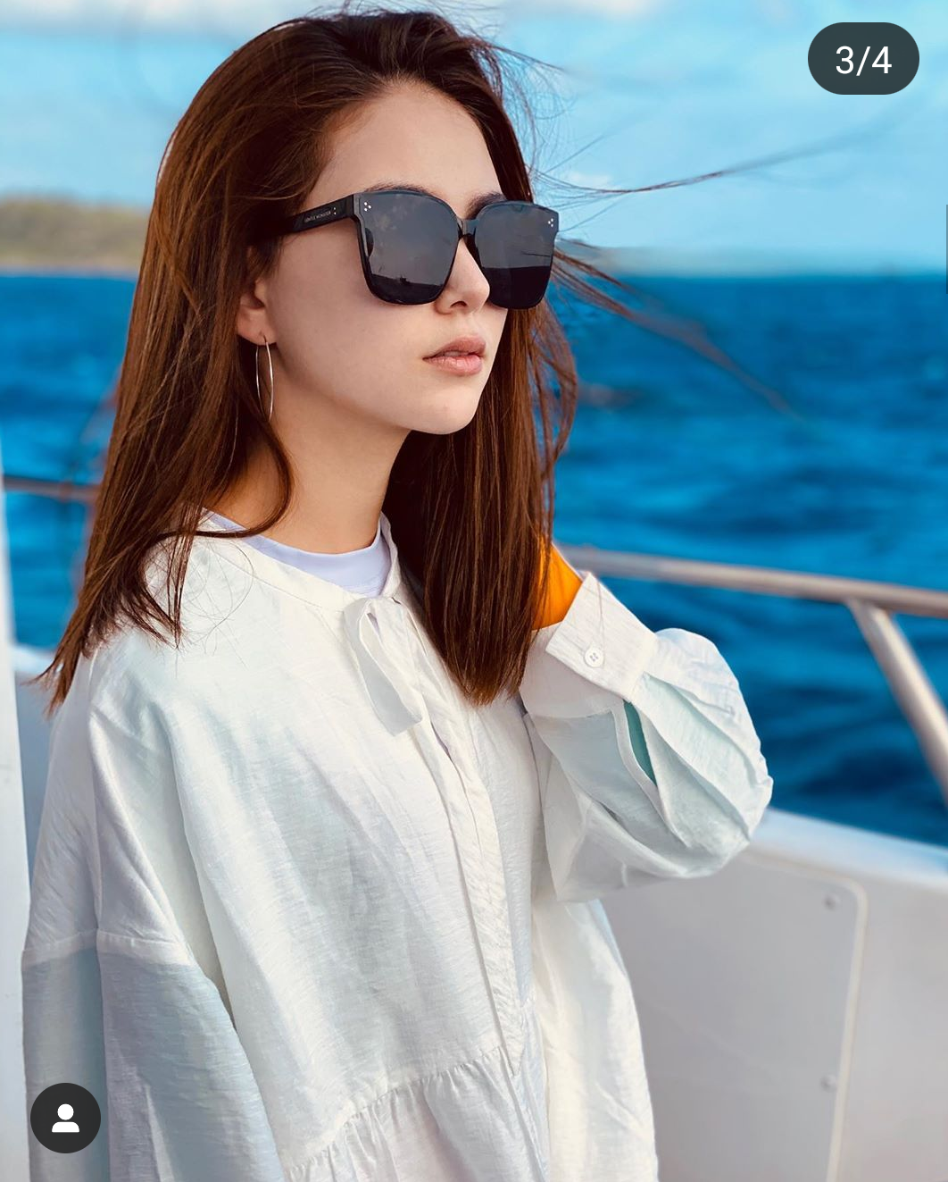 昆凌海滩度假笑容甜美，身材完全不像生过孩子，女儿打扮时髦