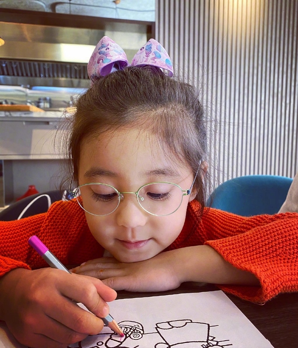 Gu Jingwen basks in a daughter to be illuminated nearly,       wears glasses very gentle, original       two appeared problem