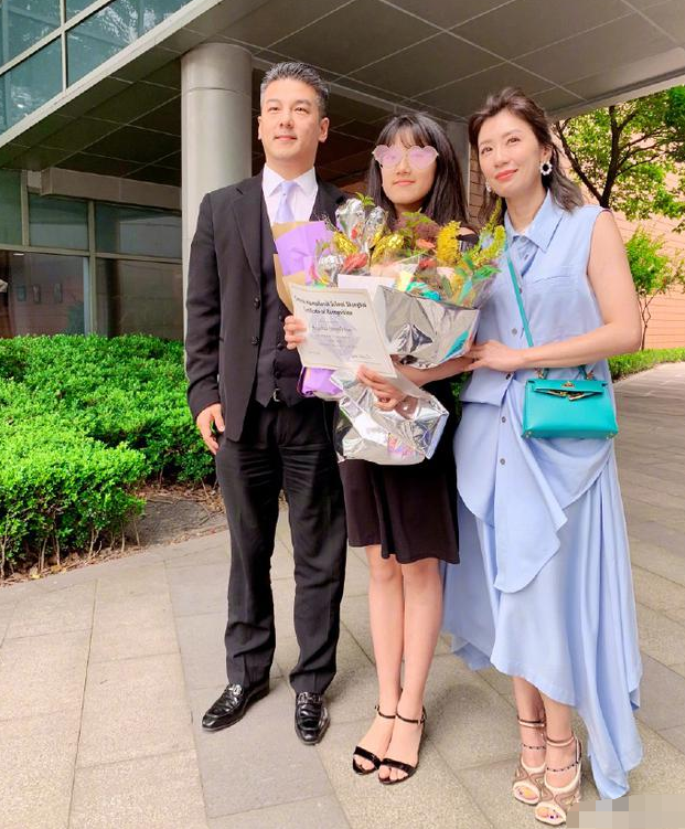 贾静雯大女儿庆16岁生日！被父亲和继母左右亲吻，一家三口好温馨