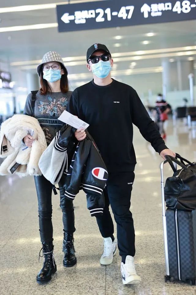 郑恺携妻走机场，二人都手拿外套好默契，苗苗