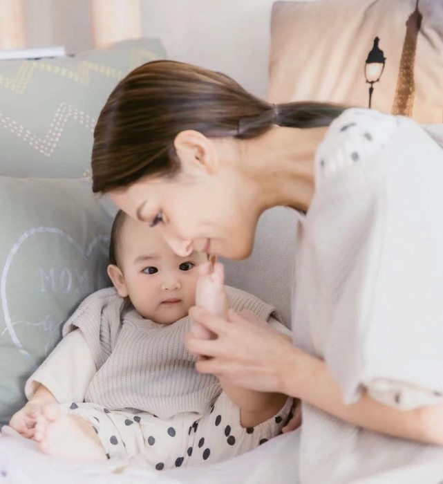 鄭嘉穎幼子正面曝光，帥氣得驚艷，沒有遺傳媽媽跟舅舅的印度長相