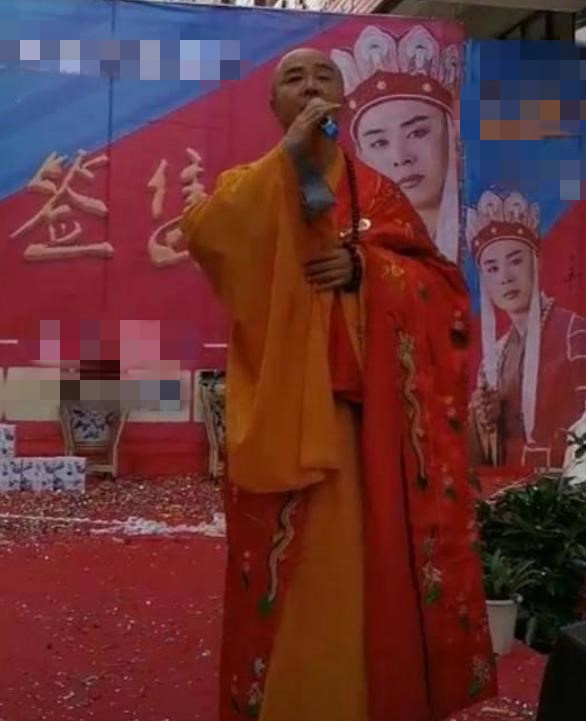 62岁徐少华露面，给人签名被嘲披一身床单，网友