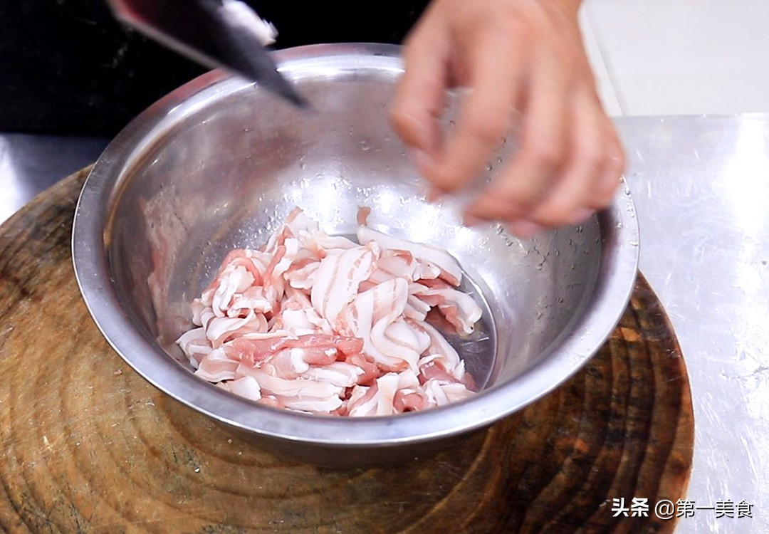 图片[2]-【煎肉片】做法步骤图 裹上生菜 焦香不腻又清脆-起舞食谱网