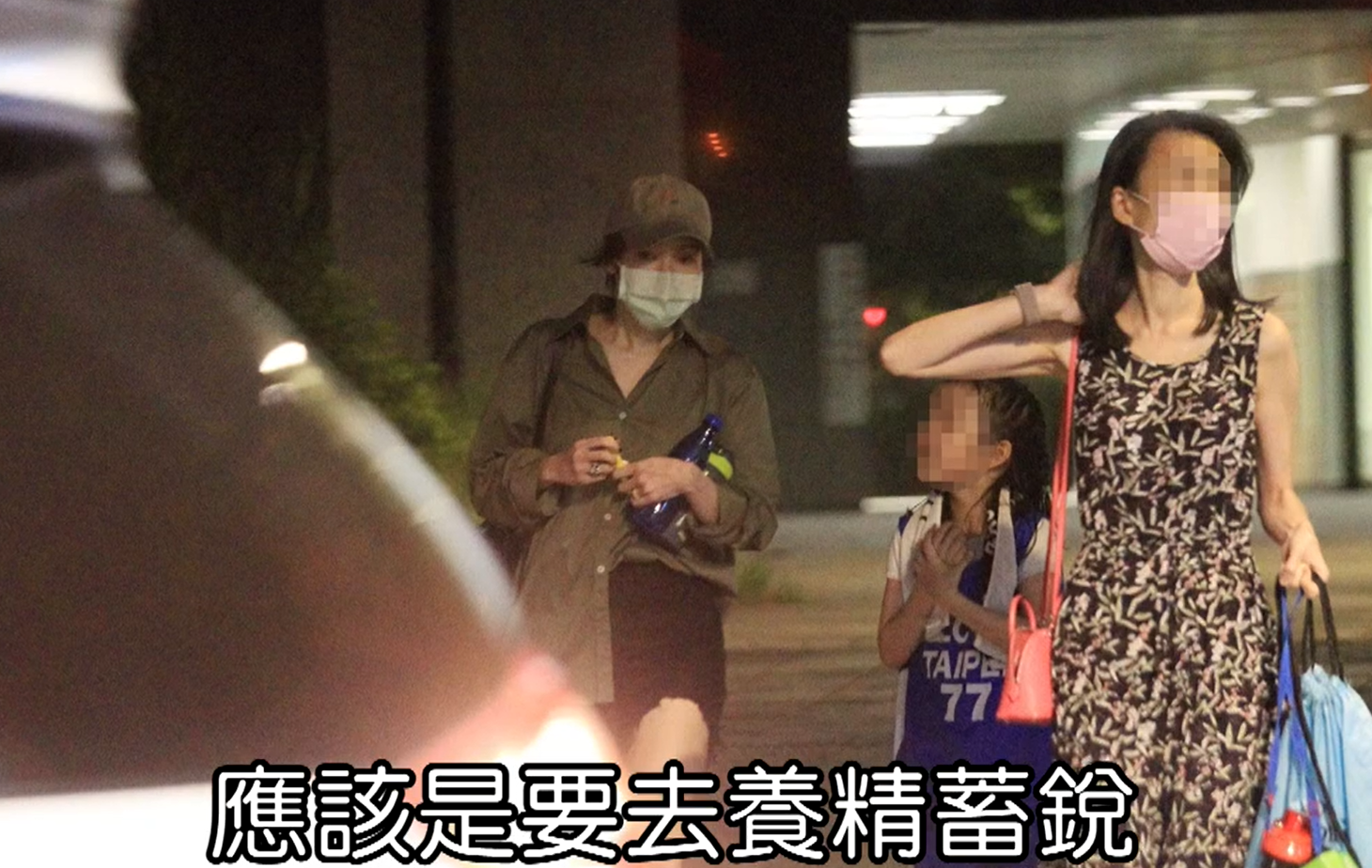 侯佩岑一家四口現身籃球場，夫妻倆對兒子照顧有加，幸福溫馨