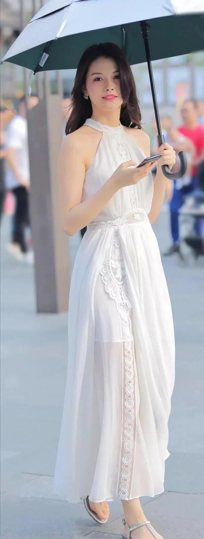 白色连衣裙，温婉动人，如同仙女一般