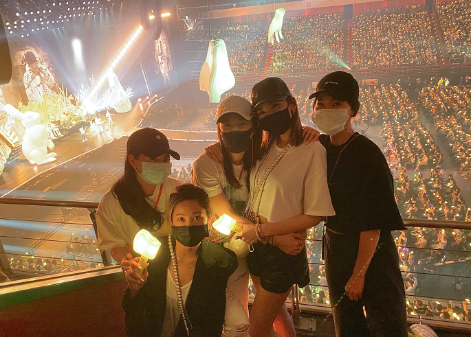 Kimi：連續2年和蔡依林合影，去年到她的肩膀處今年倆人就一樣高