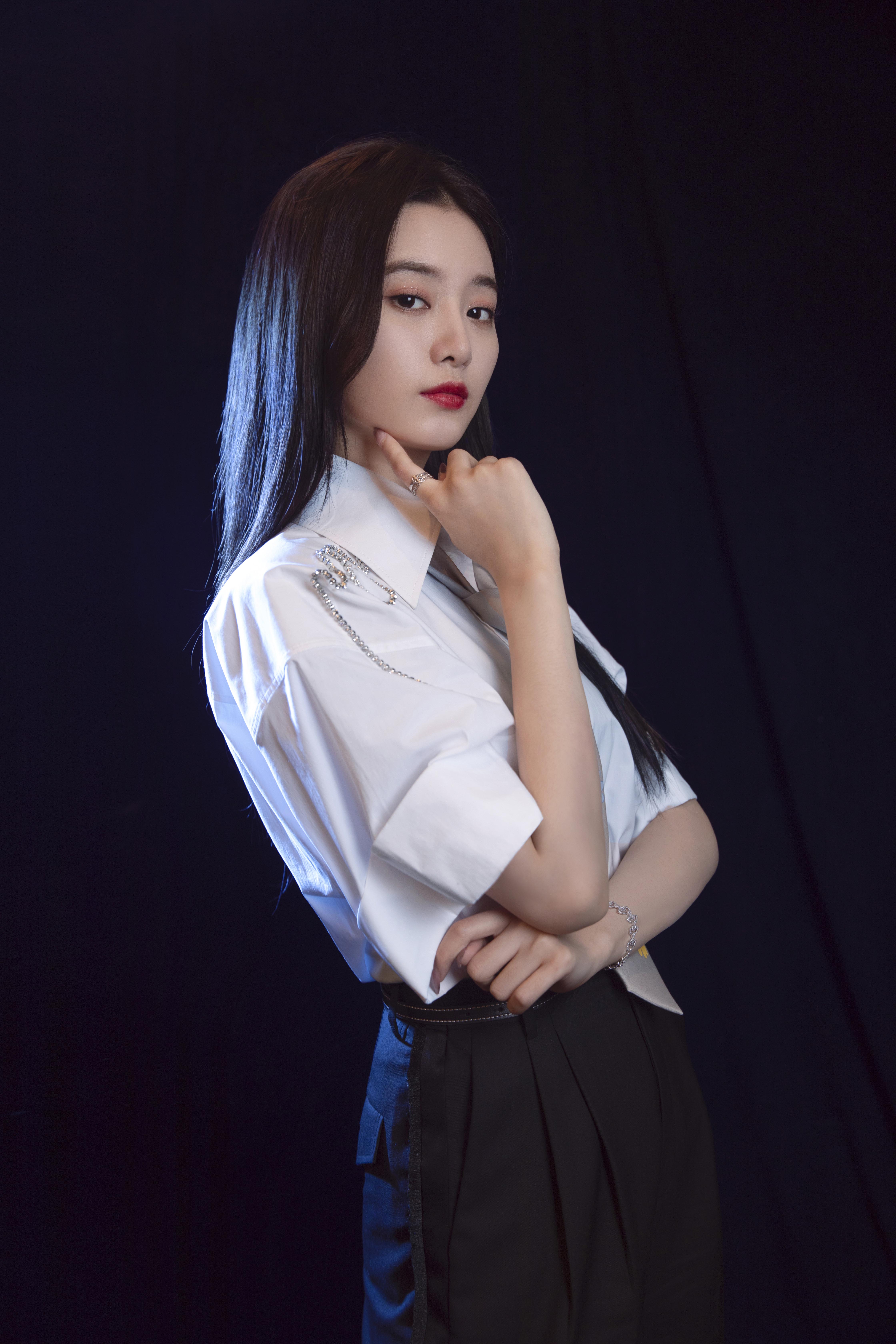 徐艺洋非正式会谈谈事业观获赞两台晚会连轴献唱致敬青春理想