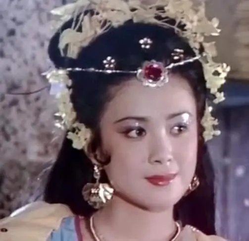 “美艳狐妃”傅艺伟的毁灭史，她的故事远比你