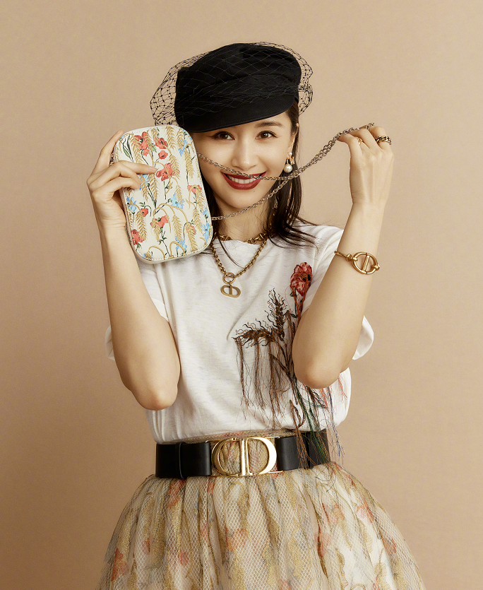 王子文穿着大胆，穿有些透的半身裙都能看见腿，时尚又可爱