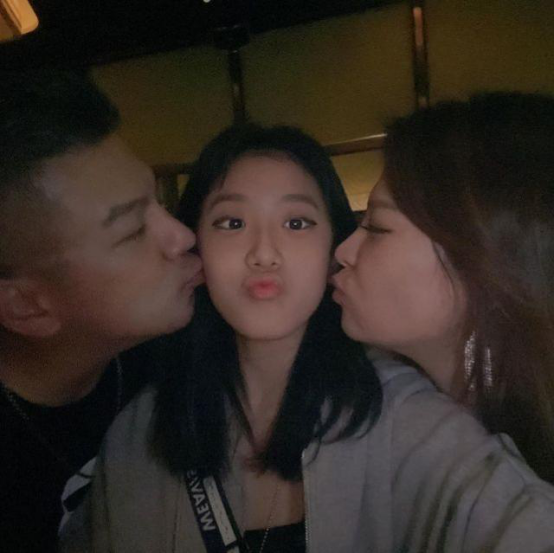 梧桐妹16岁生日，继母出镜与孙志浩亲吻女儿，贾静雯一家缺席