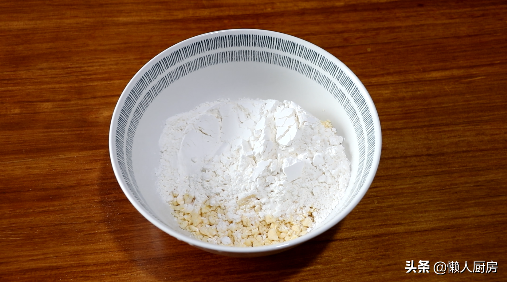 這是鹹口味的餅乾，麵粉裡加雞蛋和蔥末攪一攪，特別適合懶人