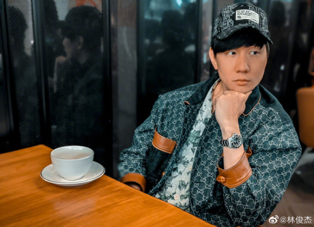 林俊傑陪媽媽回娘家，唱歌沒人搭理，網友吐槽：這就是單身的結果