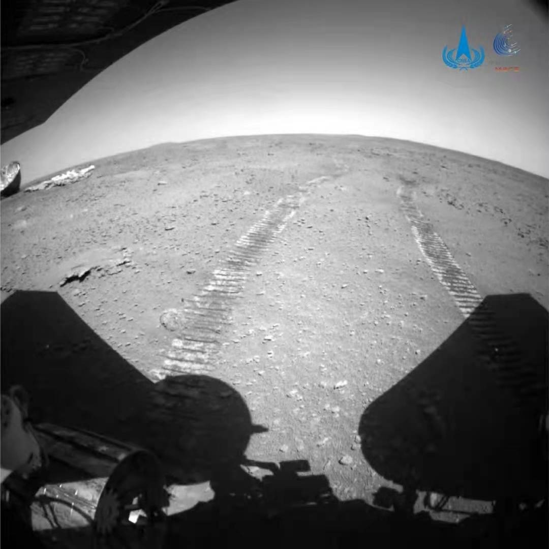 最新火星影像：“祝融号”近距离“看”降落伞与背罩