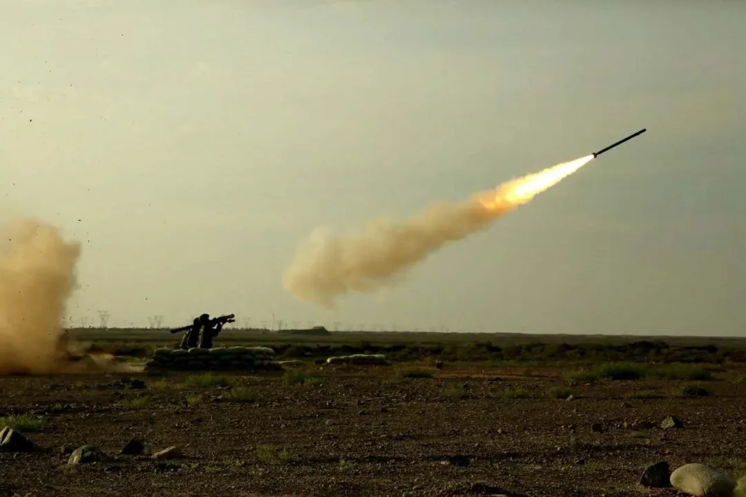 就是这么帅！77集团军小女兵，肩扛新型便携式导