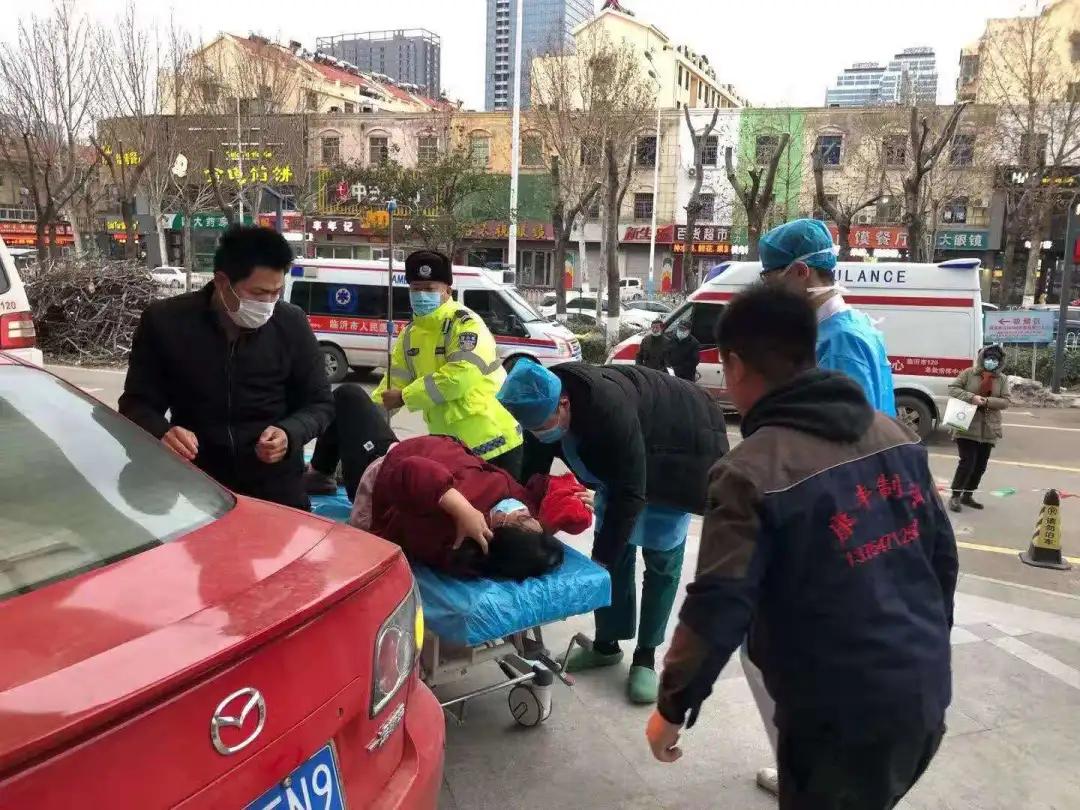 临沂警医爱心接力：临沂一孕妇电梯生产母女平安