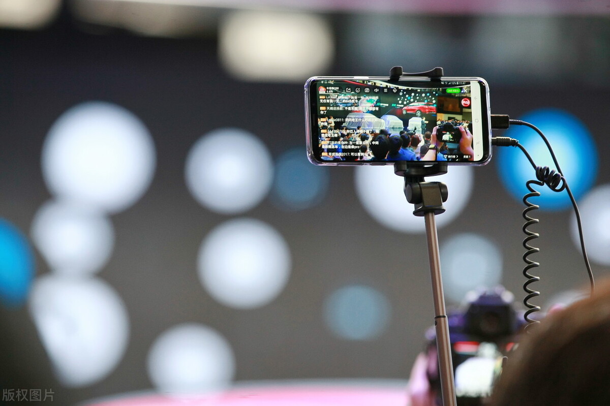 有哪些做自媒体的小技巧？世界‬很‬大‬，大‬到‬可以‬小说‬