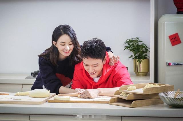 冯绍峰儿子快一岁半了，皮肤白皙脸颊圆嘟嘟，是赵丽颖的迷你版