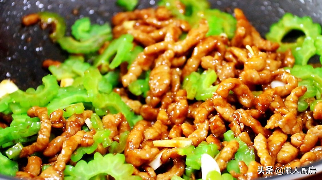 苦瓜炒肉絲，教你一招，肉絲又嫩又滑，一點都不柴