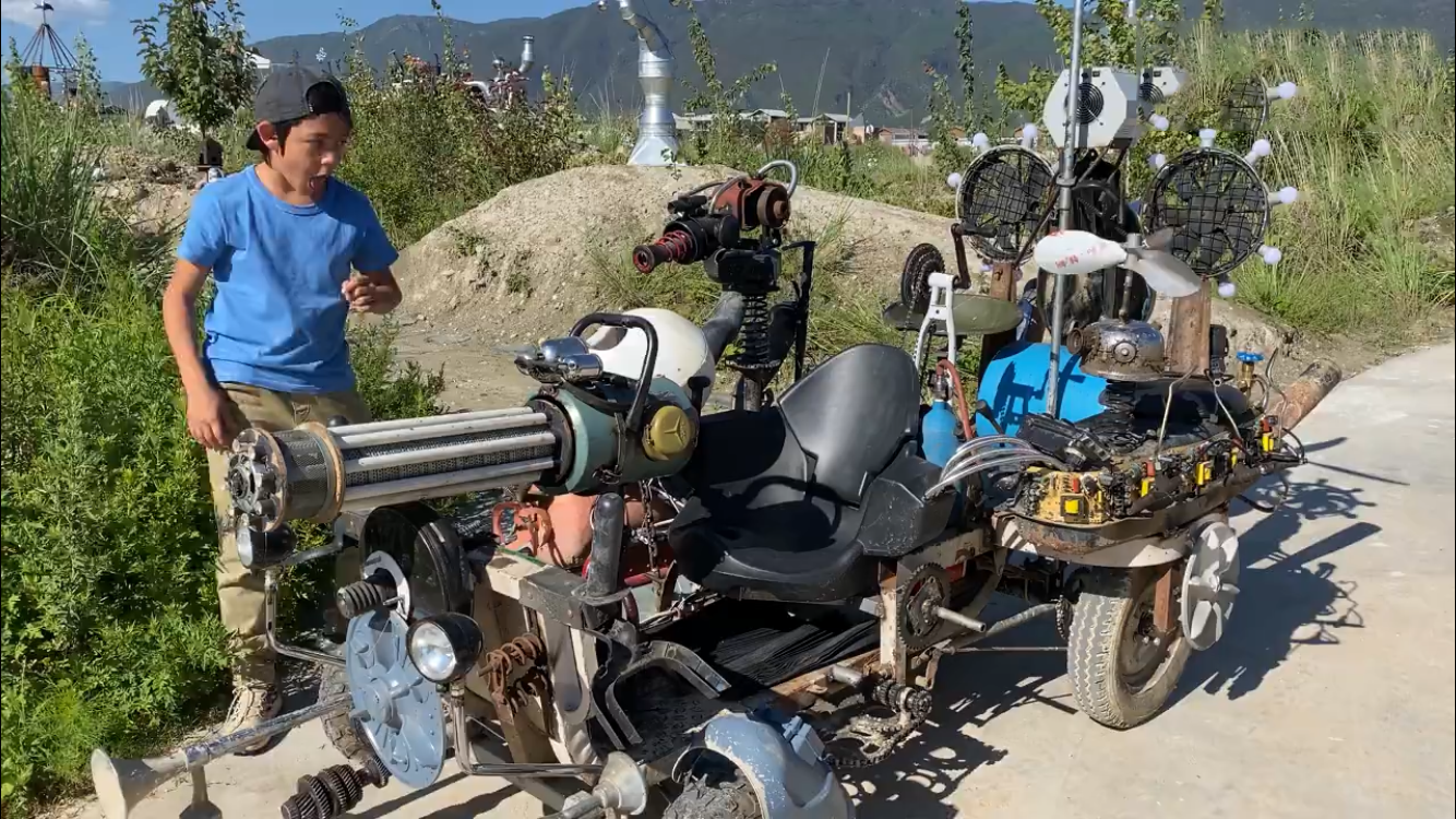 刘烨一双儿女出游，诺一开车载妹妹超拉风，10岁诺一晒黑太像爸爸