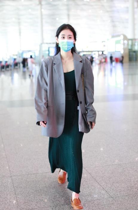 张碧晨真是懂时尚，穿灰西装配墨绿长裙太高级