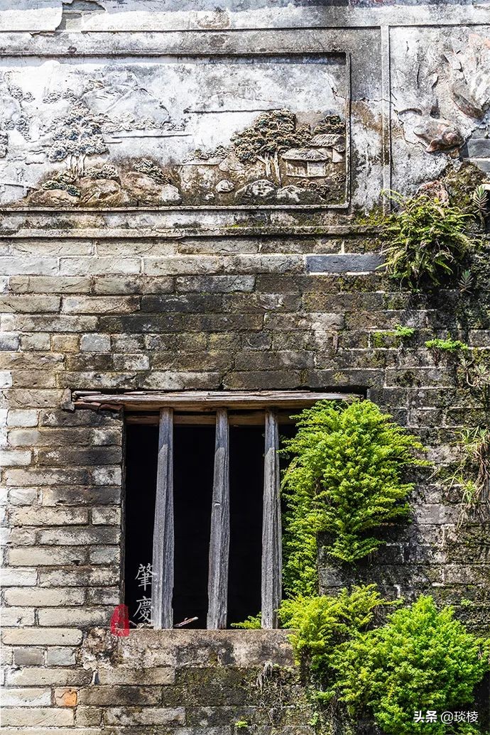 A mysterious "gossip village" actually uses house walls to make village walls, so thieves will get lost