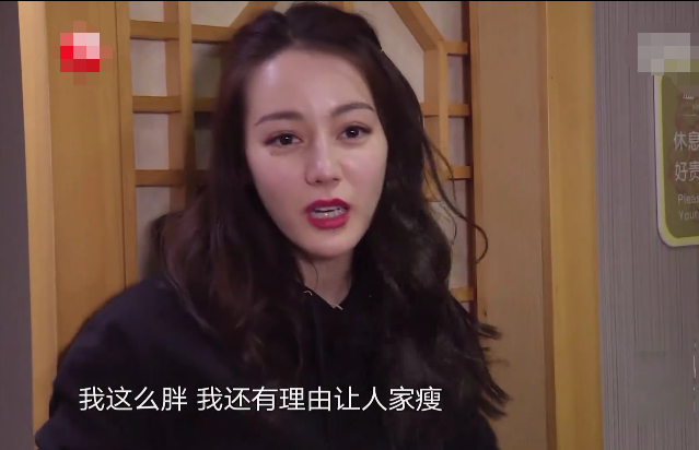 热巴蒸桑拿热到“脱妆”，不小心露出素颜后，