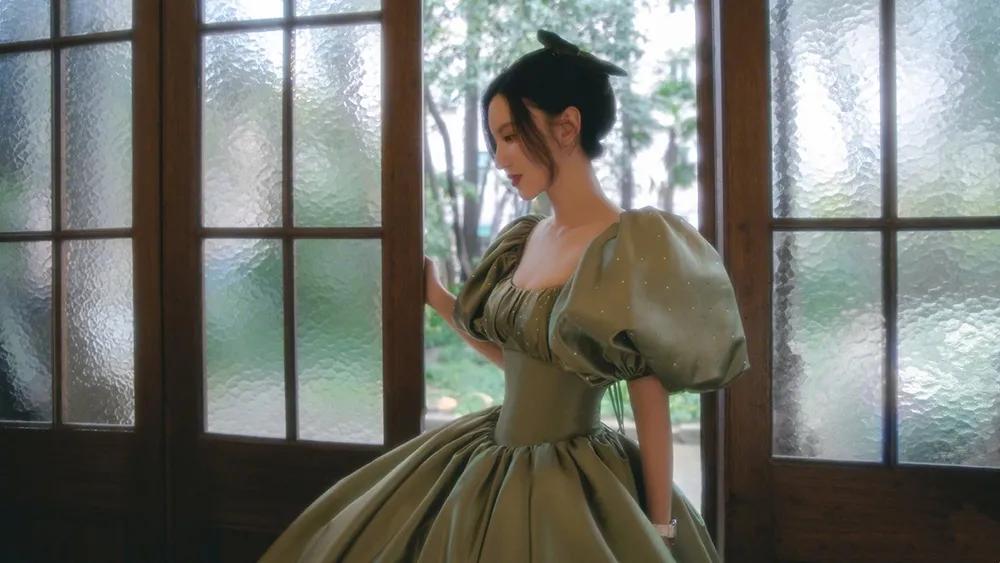 女星为走红毯好看有多拼？张萌直接勒骨折，金