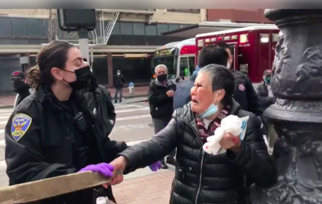 白人男子硬闯华人超市，问店主是不是要打架：结果被一拳击倒