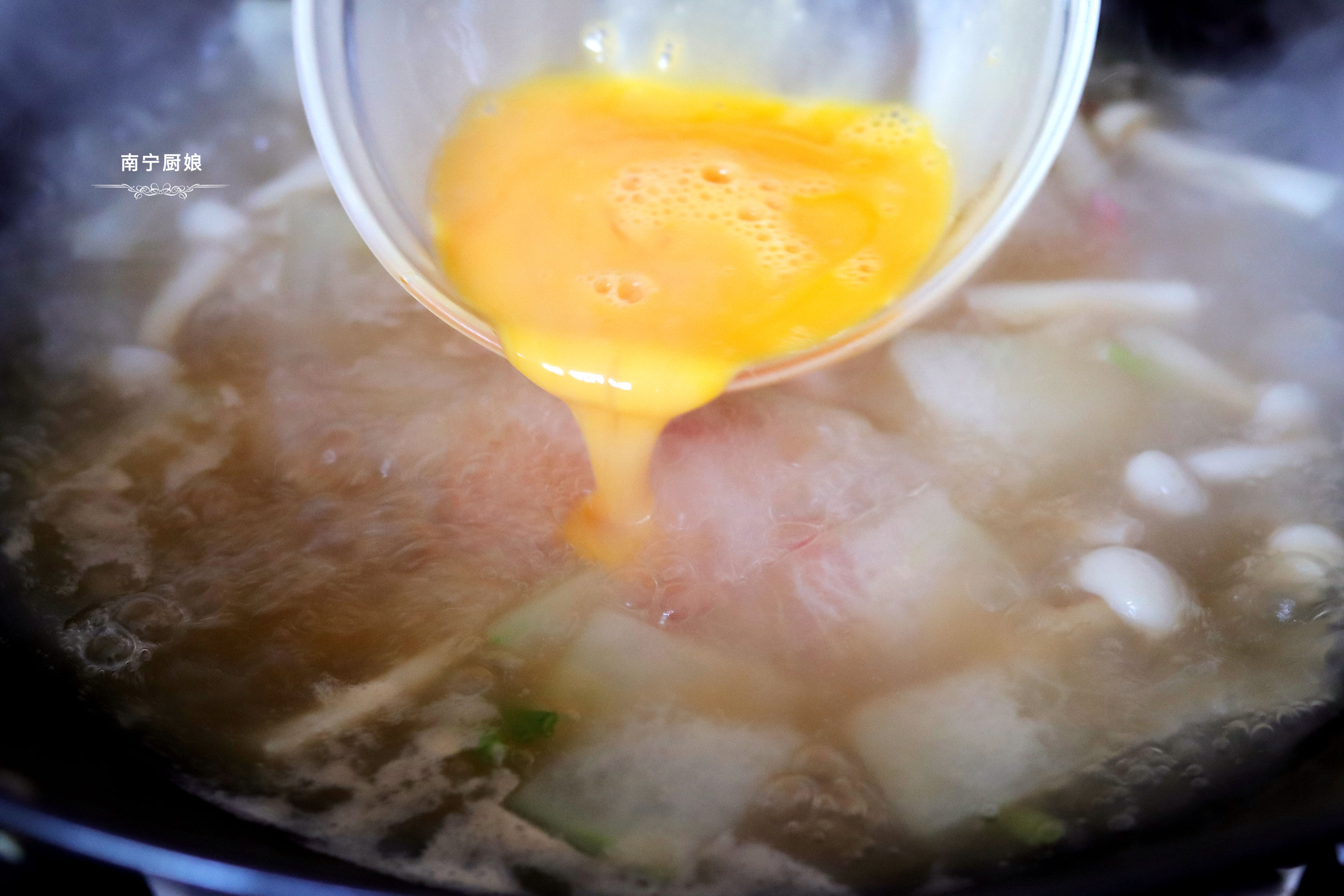 冬瓜虾仁白玉菇搭配一起煮汤，低脂营养又鲜美，喝一口就念念不忘