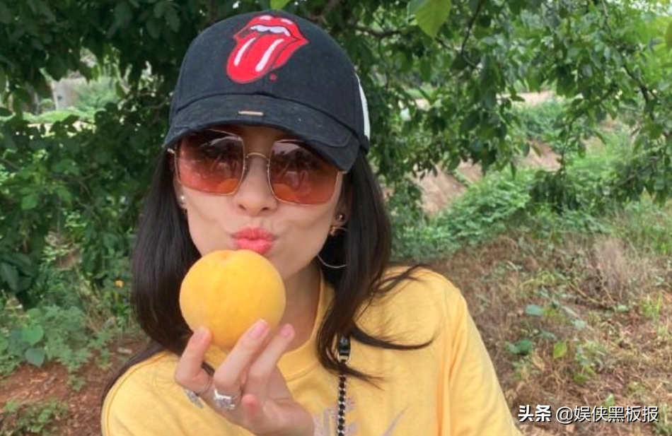 老司机汪峰骑三轮摩托，撞坏果园围栏，合影时