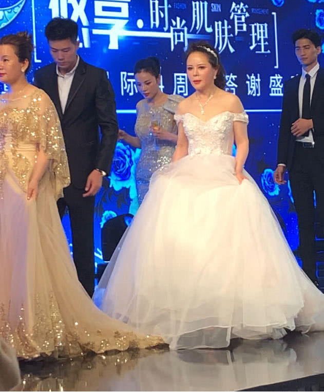 孙俪的妈妈才是会保养，都当姥姥的人了，却穿的比小姑娘潮