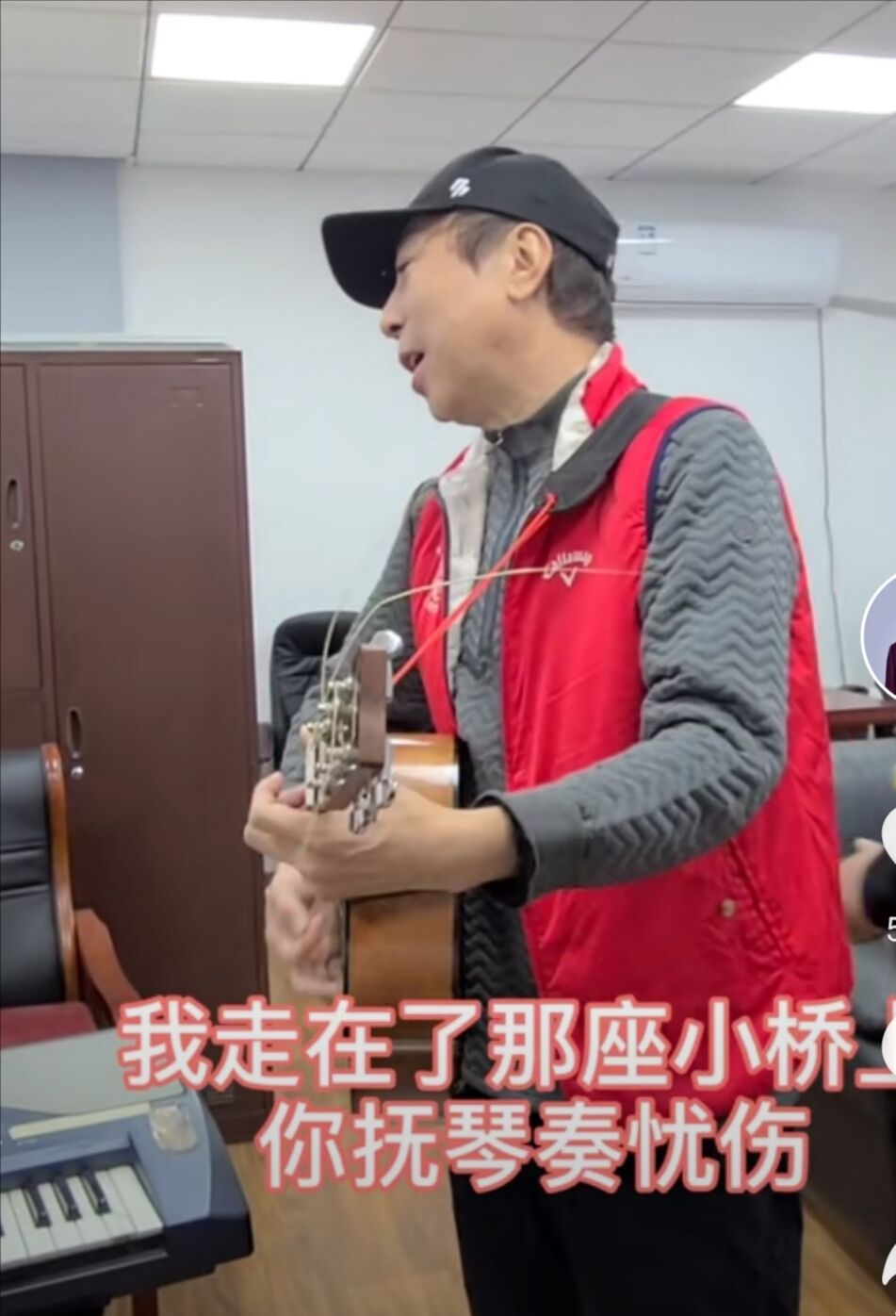 63岁冯巩冬至晒视频，妻子孙子都不在身旁，仅有徒弟大头哥陪伴