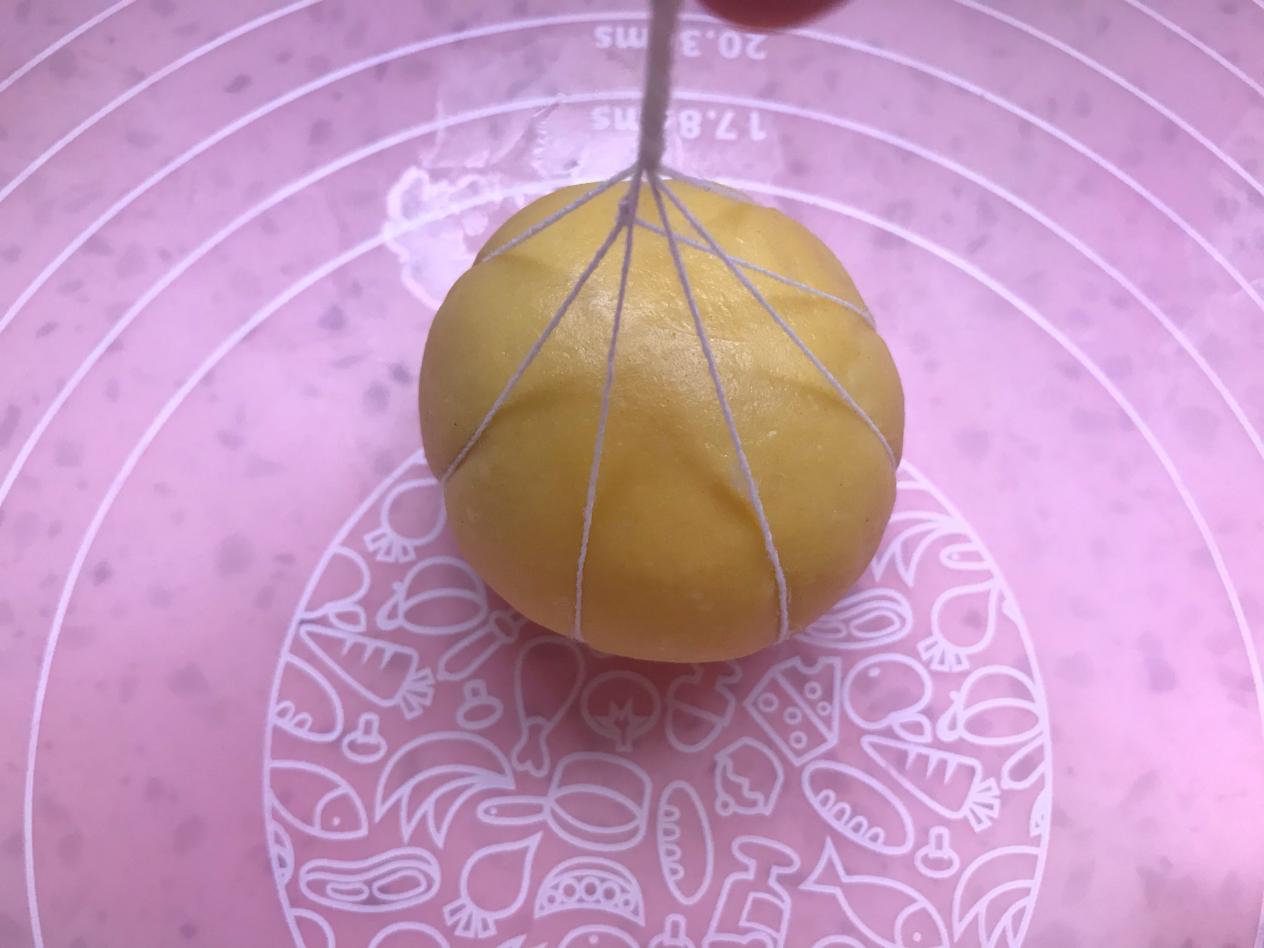 南瓜大量上市了，做个美味的南瓜面包，香甜可口，比买的好吃