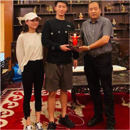 窦骁带何超莲回西安见家长，欣赏长恨歌，动作笑容一致太有夫妻相