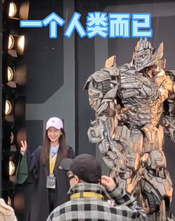 baby带儿子打卡环球影城，与威震天开心合影，母子雨中漫步超有爱