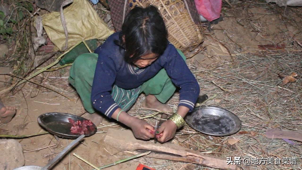 中国小伙给尼泊尔山区三姐弟送牛肉，看到她们的生活状况，真心酸
