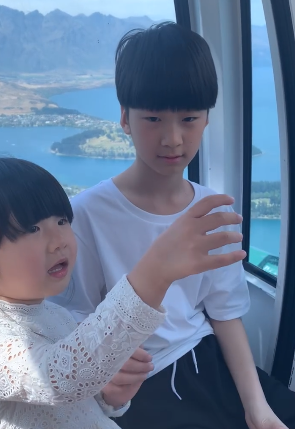 张亮5岁女儿近照，一头卷发对镜臭美，五官和哥哥天天如复制粘贴