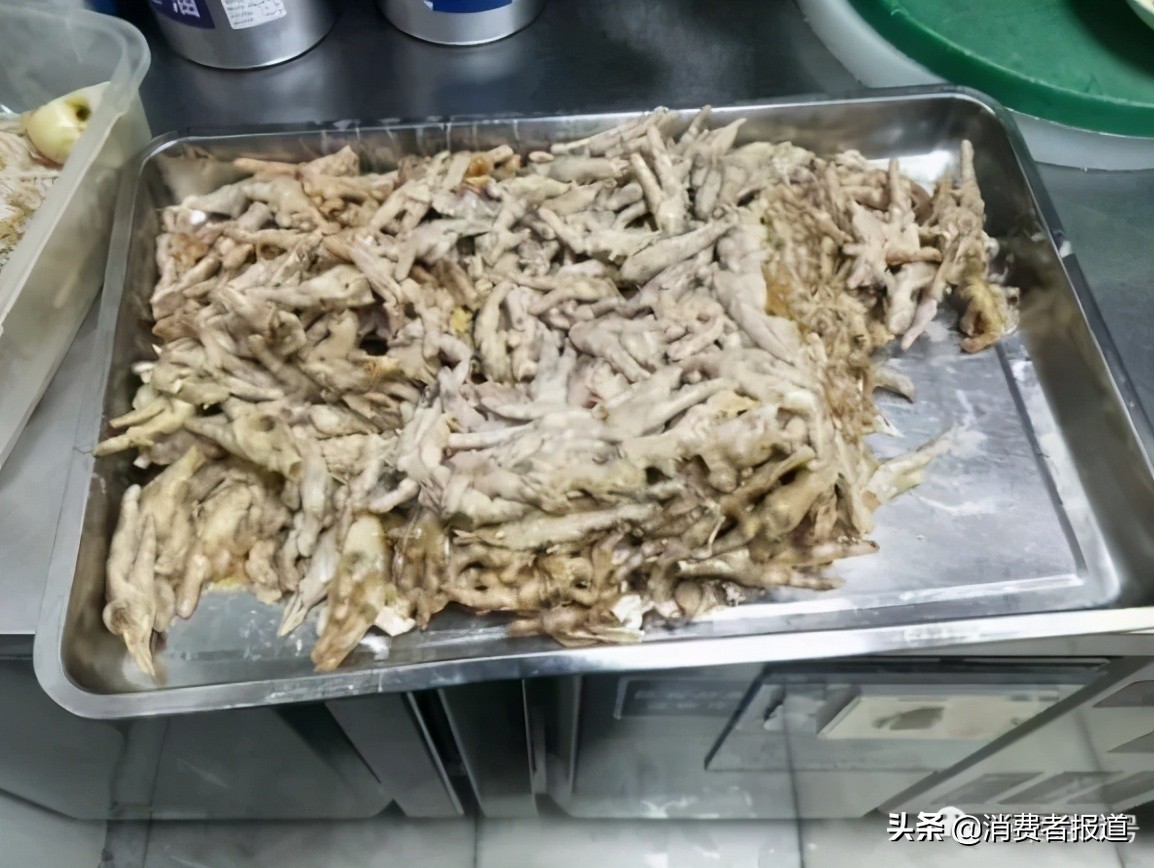 网红餐厅“胖哥俩肉蟹煲”被曝大量使用过期食材，隔夜死蟹充当活蟹卖