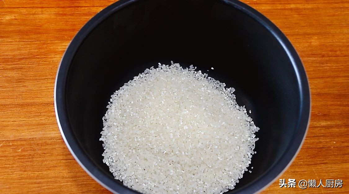 這是懶人燜飯的做法，大米里加一塊火鍋底料，打入3個雞蛋