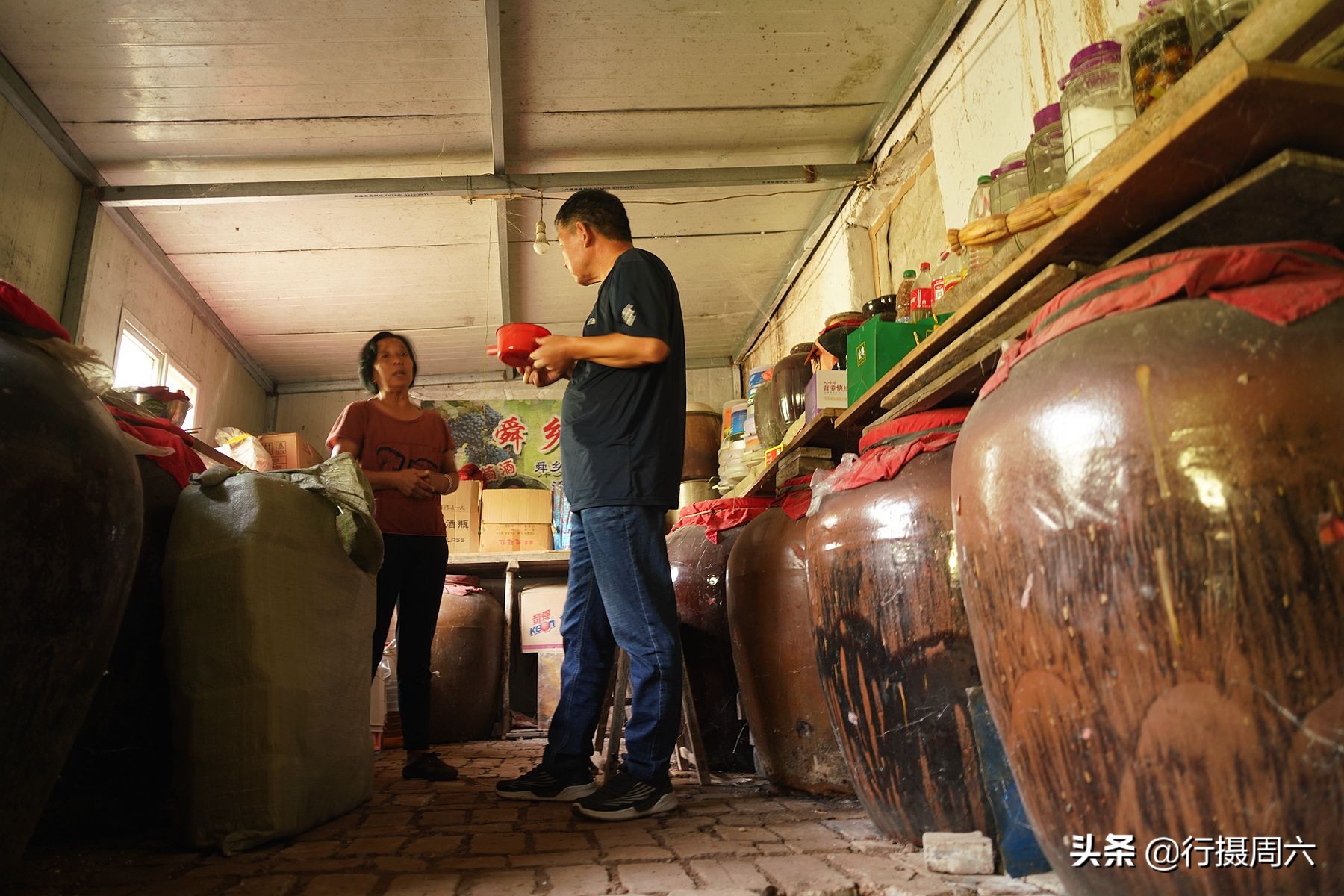 7旬老人深山迷路发现稀罕瓜，移植回家3年后果实累累，成抢手货