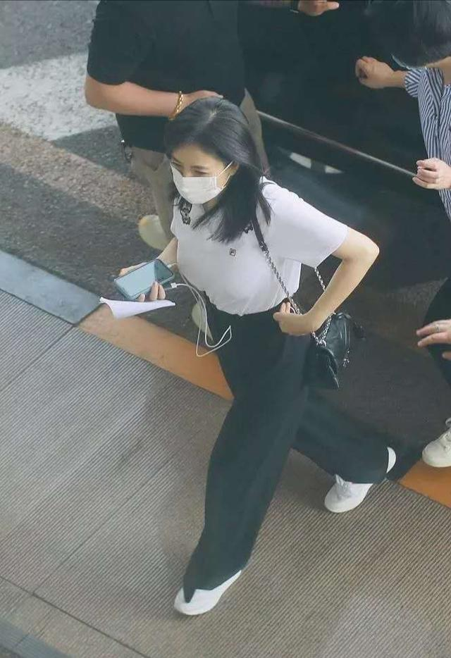 生娃催人老！高圆圆首次直播40岁状态太真实，满眼沧桑气质都变了