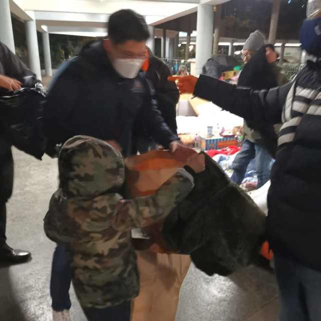 霍啟剛郭晶晶享受甜蜜二人世界，不忘做善事光顧小餐館幫助殘疾人